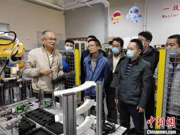劳模学员在实验室参加教学活动。　上海第二工业大学供图